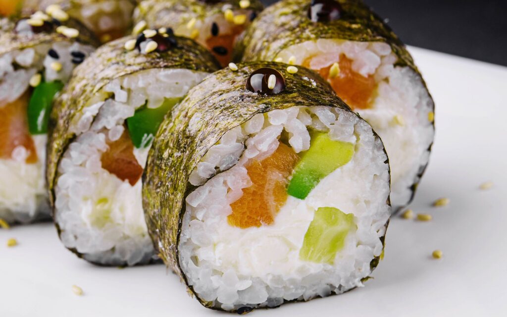 Sushi, maki d'alvocat, cogombre i salmó