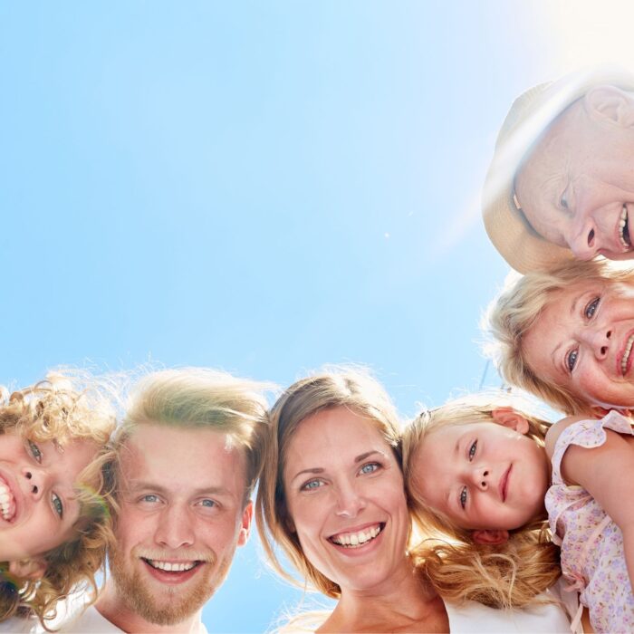 viajes multigeneracionales. Familia con abuelos, hijos y nietos