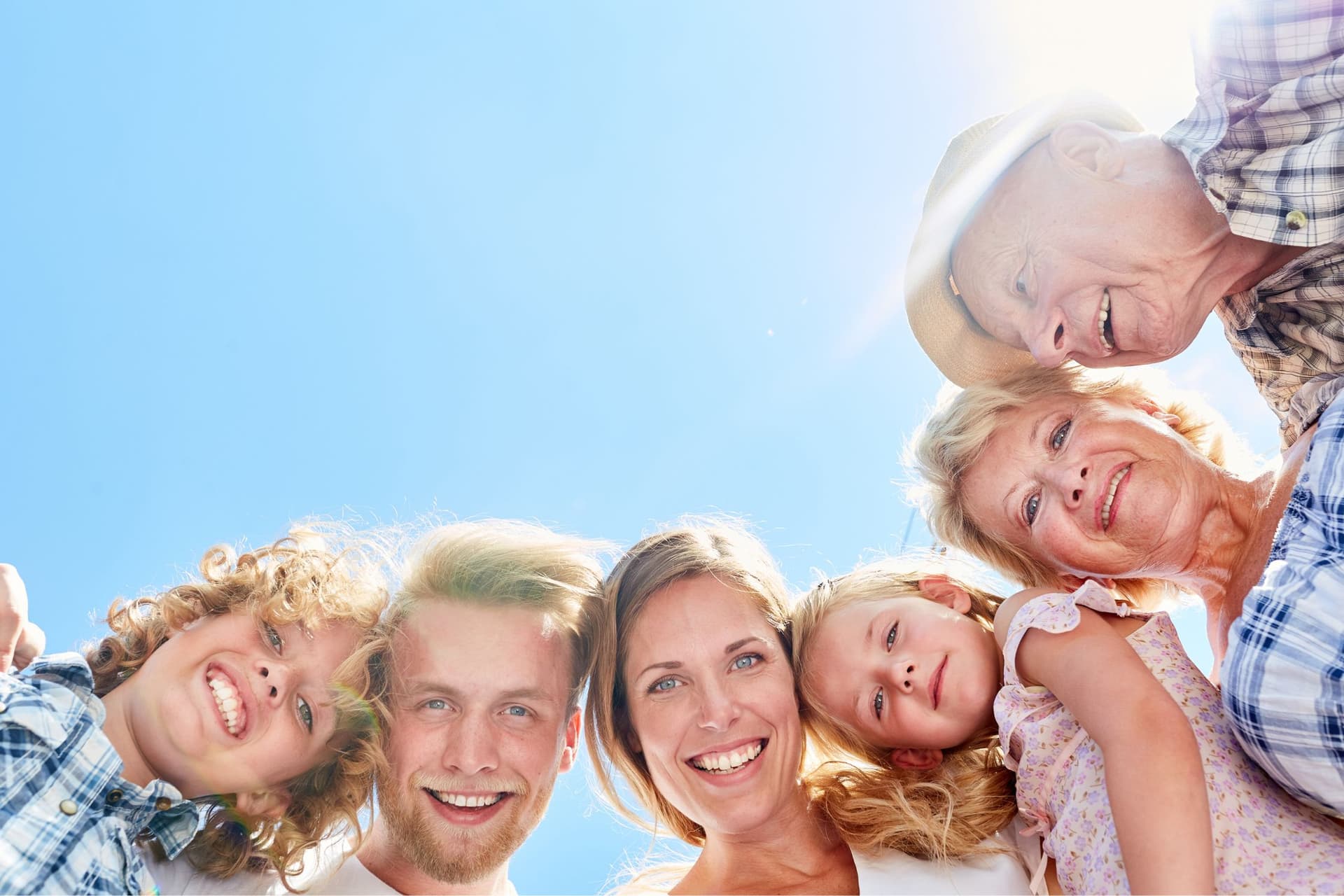 viajes multigeneracionales. Familia con abuelos, hijos y nietos