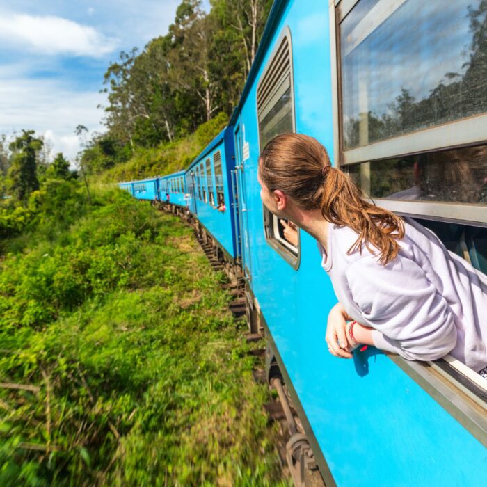 niña en un tren de ella a kandy