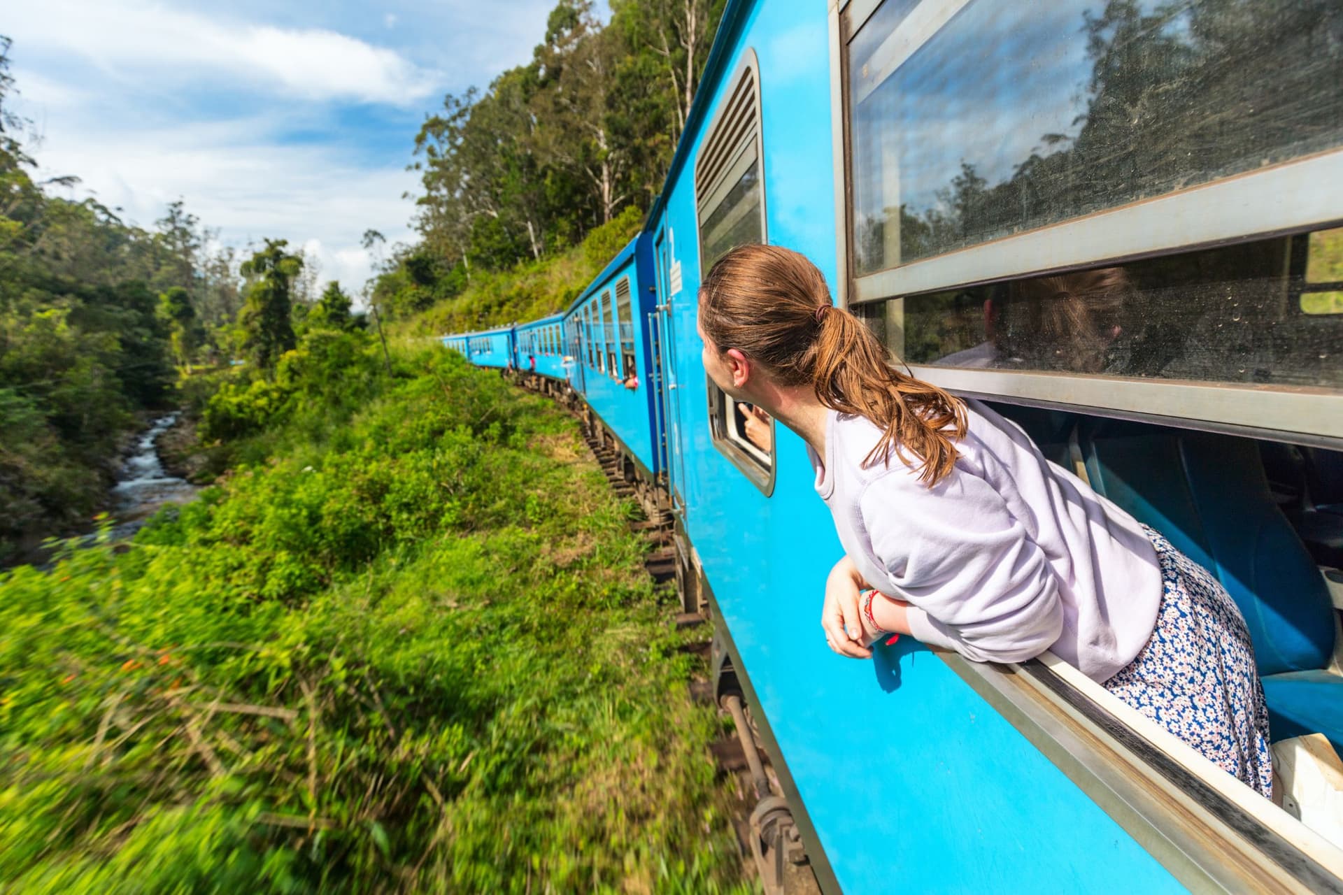 niña en un tren de ella a kandy