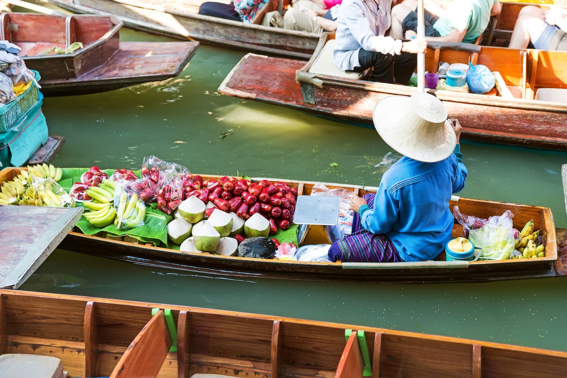 dona en una barca al mercat flotant de Damnoen Saduak
