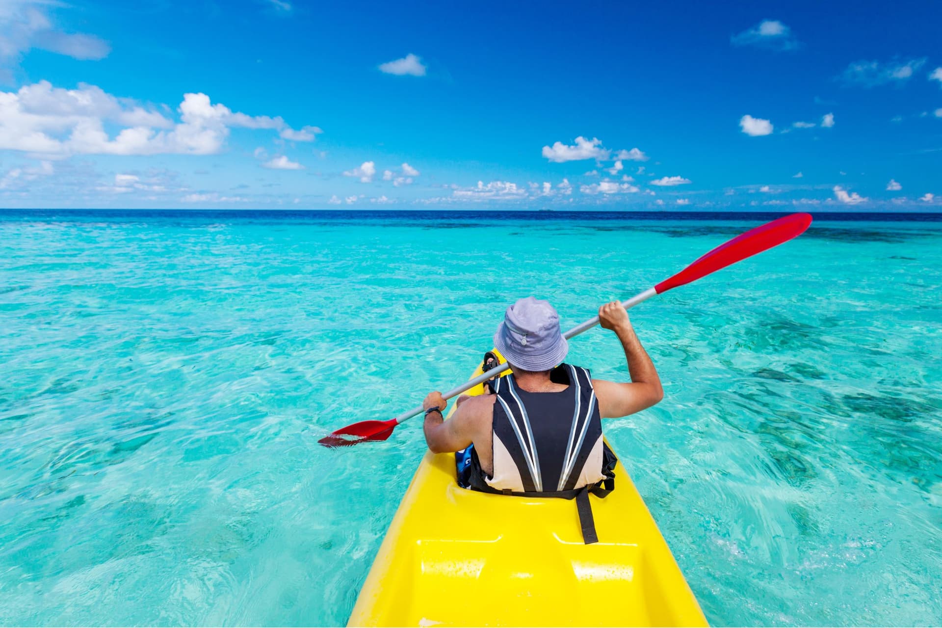 persona navegant en kayak pel mar de Maldives