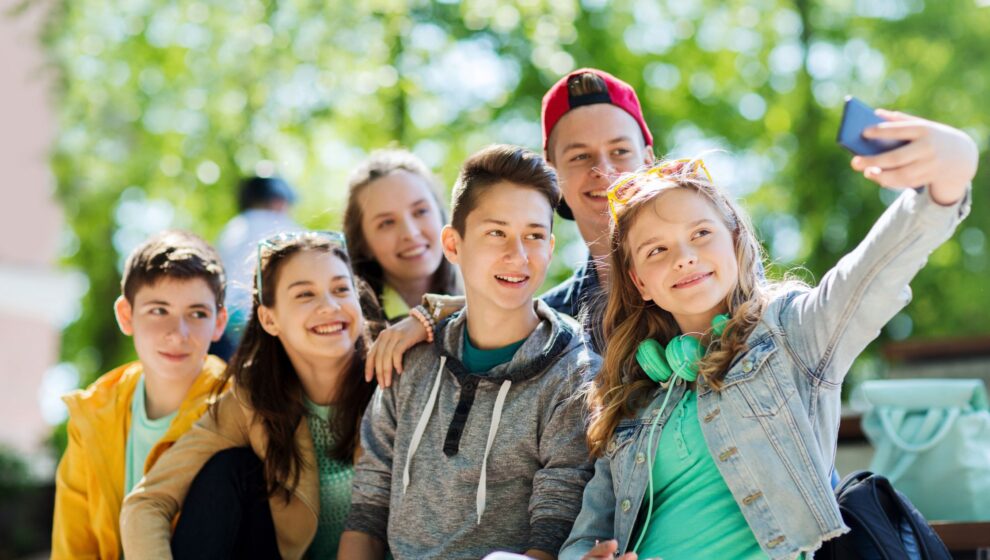 adolescents fent-se una foto