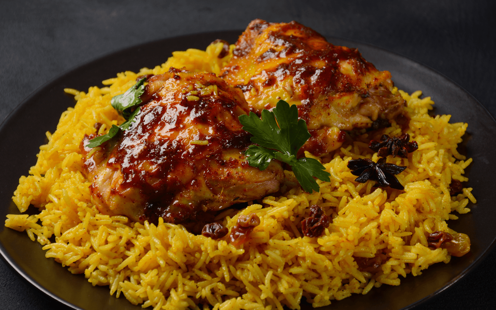 Imatge d'un plat de Kabsa, plat típic d'Aràbia Saudita