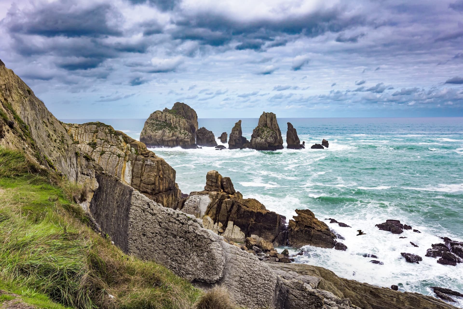 Surf,Waves,With,A,Foam,Crest.,Dramatic,Stormy,Sky.,Cantabria