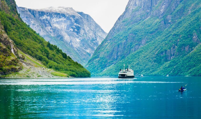 Ferri per un fjord a Noruega