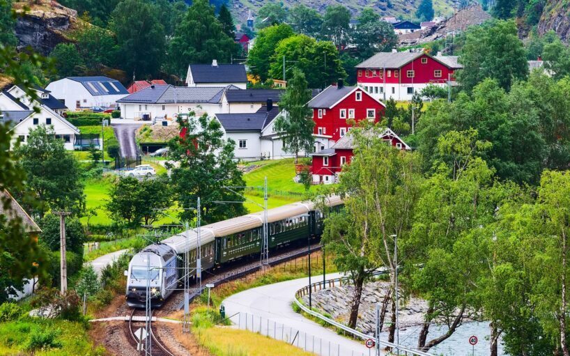 Tren passant per la ciutat de Flam